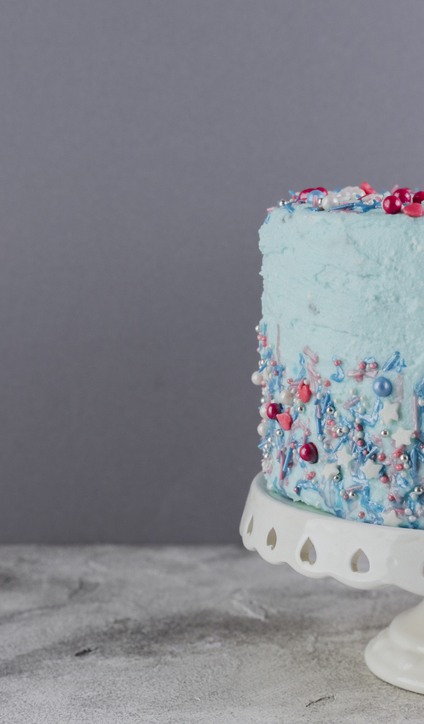 Праздничный торт в голубой глазури с одной свечкой