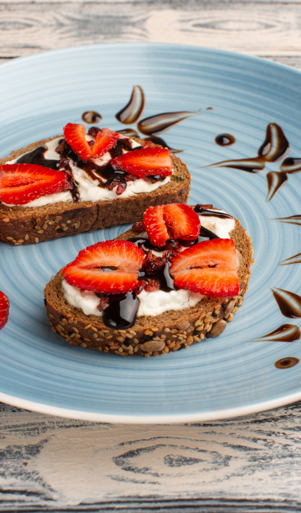 Хлебные гренки с кремом, шоколадом и кусочками клубники