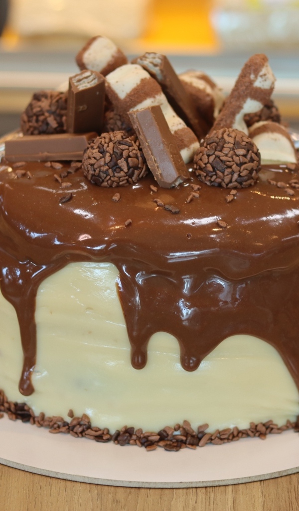 Торт с шоколадной глазурью и конфетами