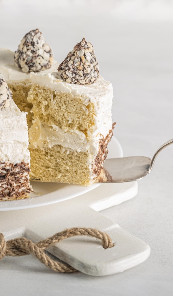 Торт с шоколадными трюфелями на столе