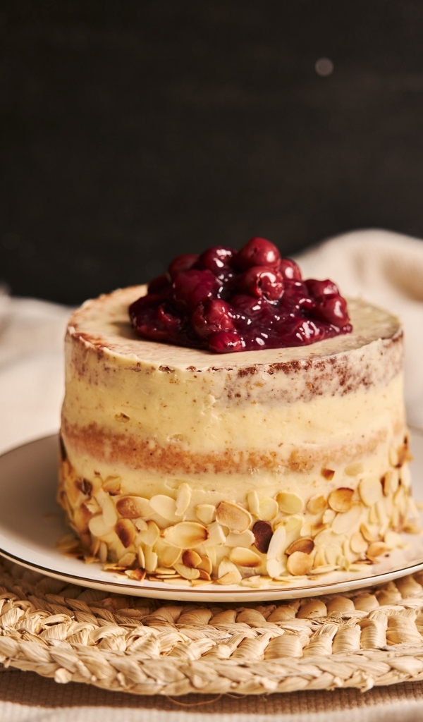 Торт с кремом и вишней