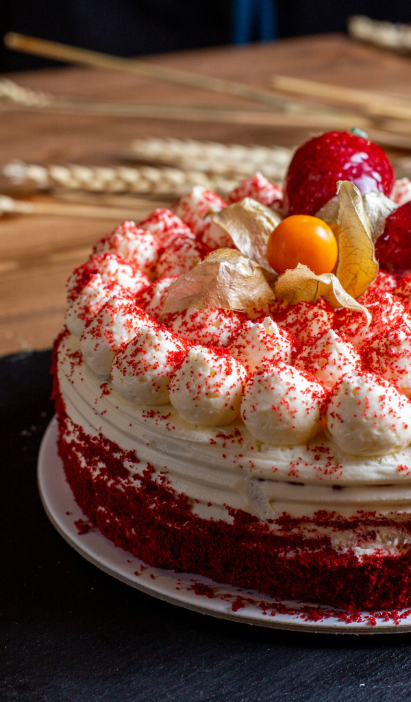 Торт со взбитыми сливками и ягодами клубники