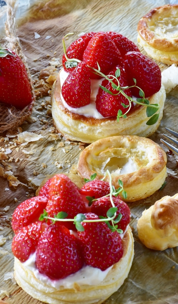 Пирожные с кремом и ягодами клубники