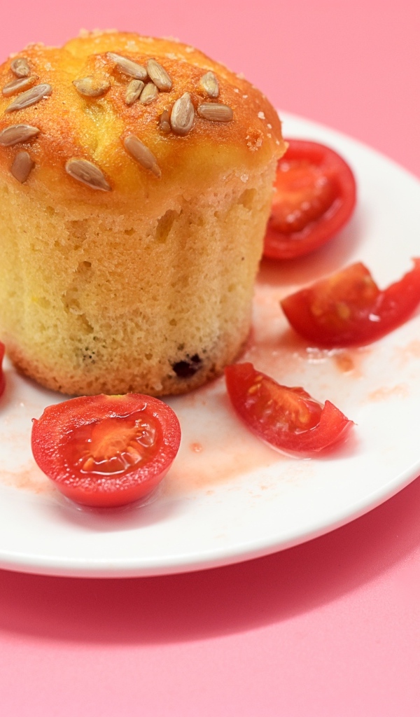 Кекс с помидорами черри на белой тарелке