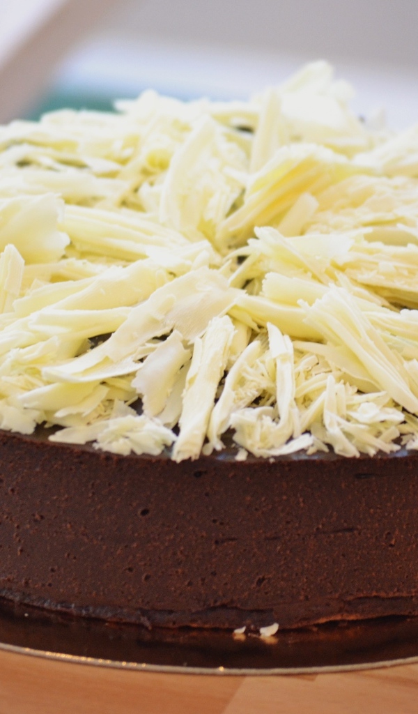 Шоколадный торт с тертой белой стружкой