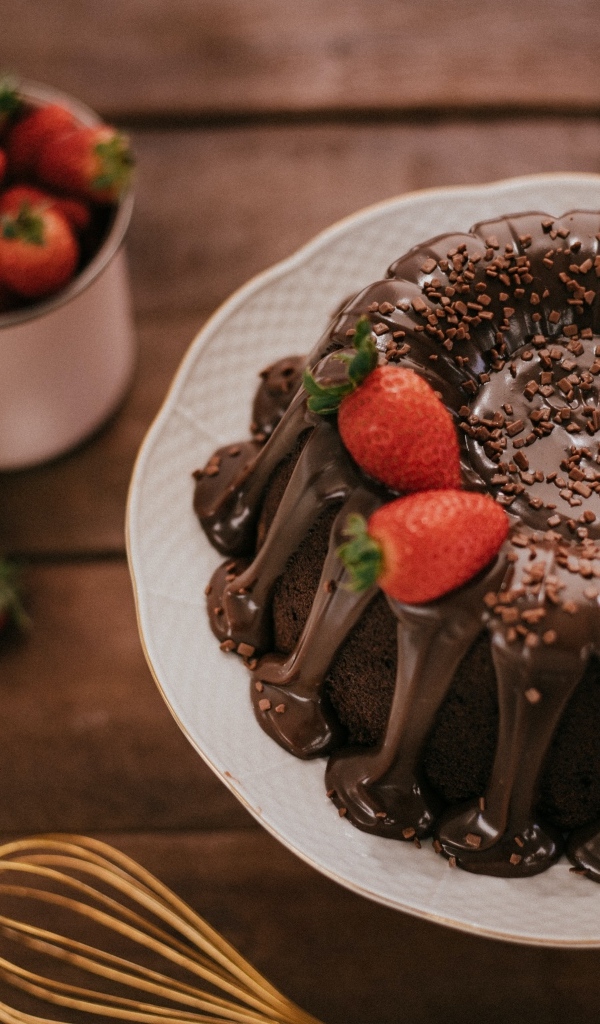 Шоколадный кекс в глазури с ягодами клубники