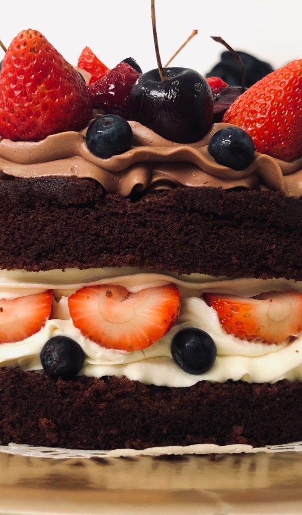 Шоколадный торт с белым кремом и ягодами