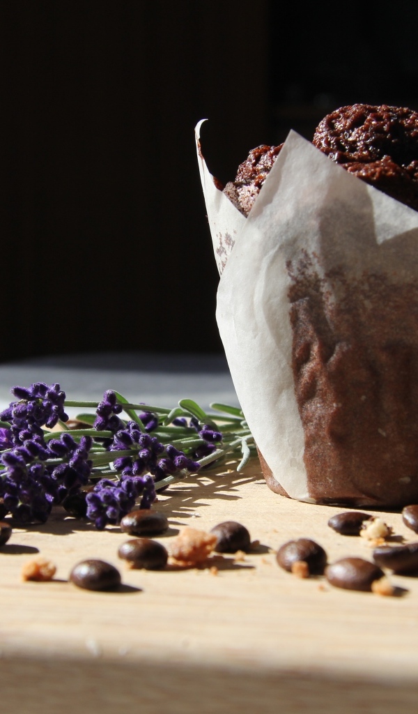 Шоколадный кекс на столе с кофейными зернами и веткой лаванды