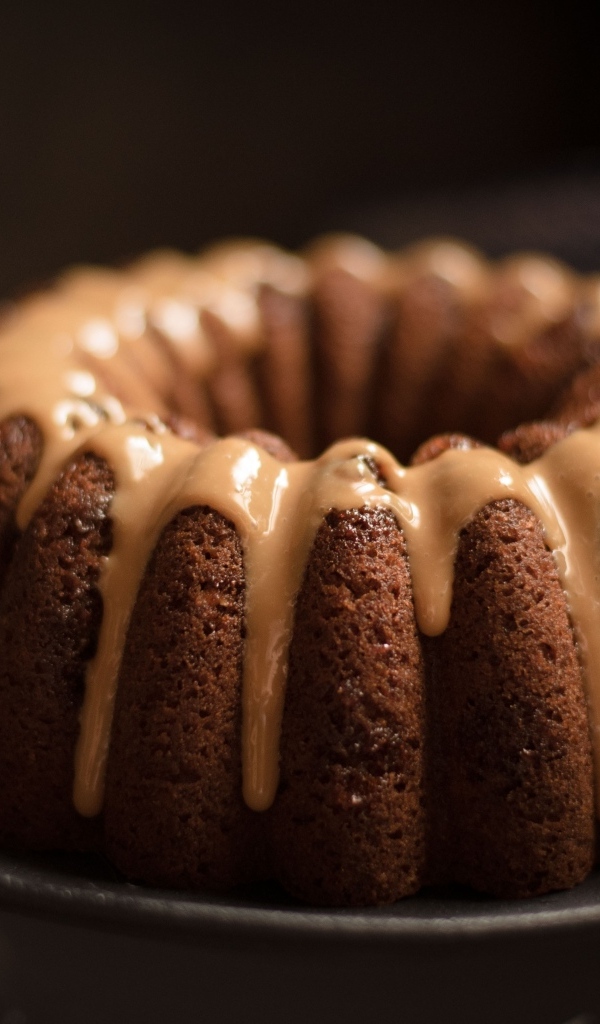 Шоколадный кекс с карамельной глазурью