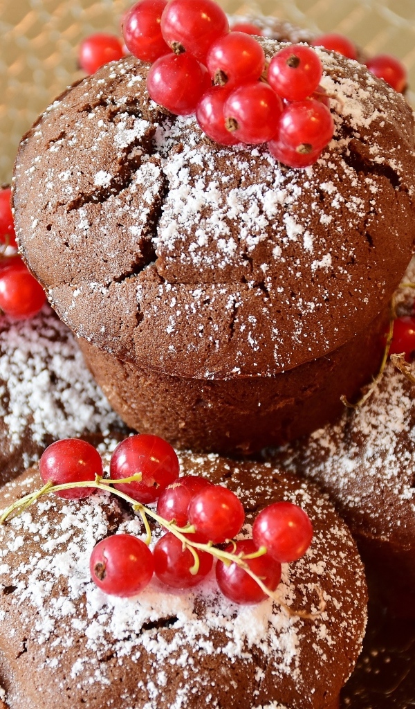 Шоколадные кексы с красной смородиной