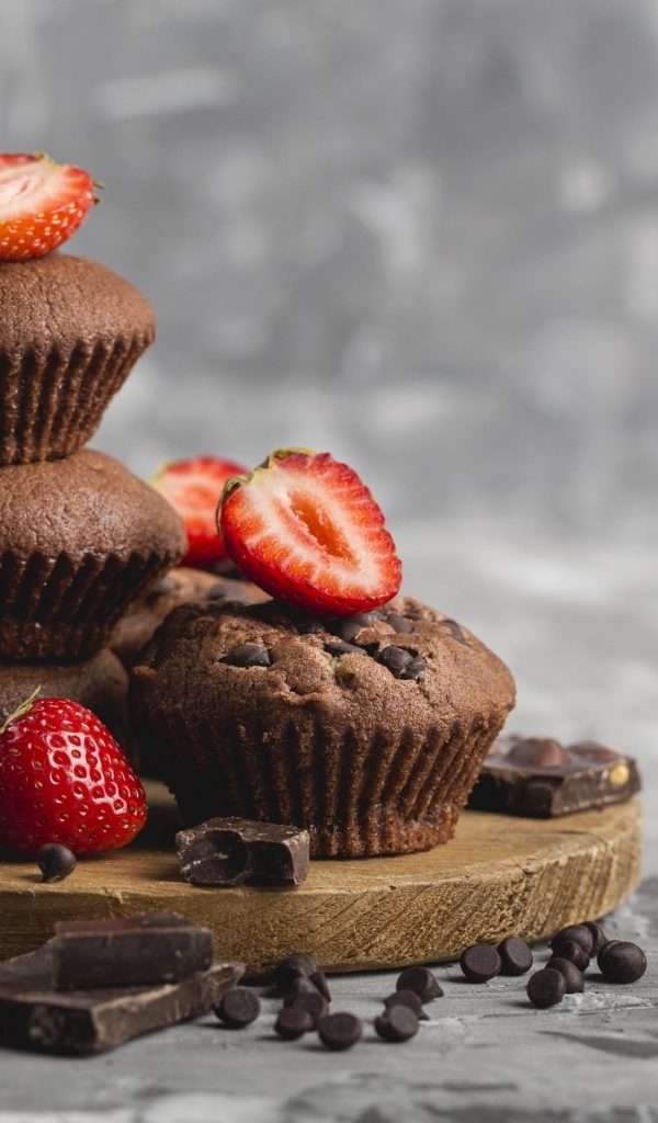 Шоколадные кексы с красной клубникой