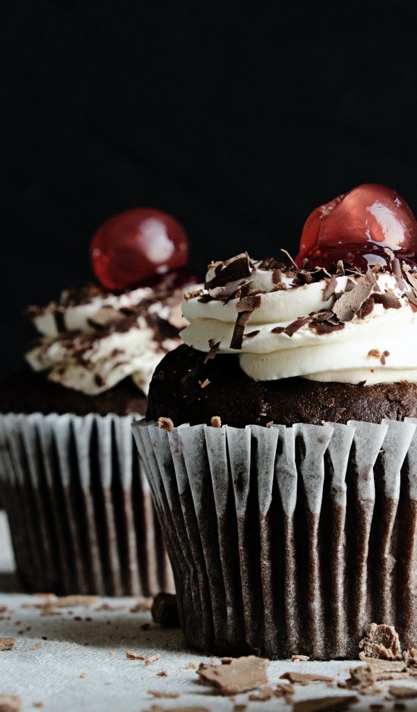 Шоколадные кексы со взбитыми сливками и ягодами вишни