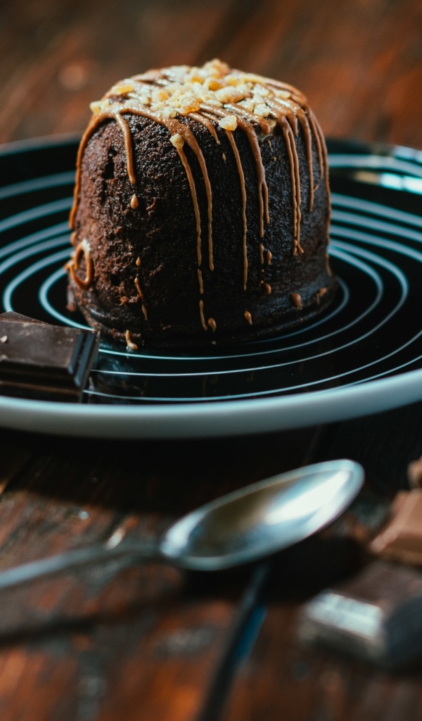 Шоколадный десерт на большой тарелке 