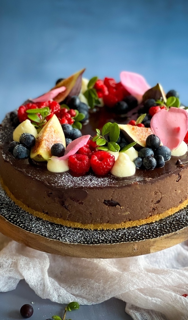 Шоколадный десерт с ягодами