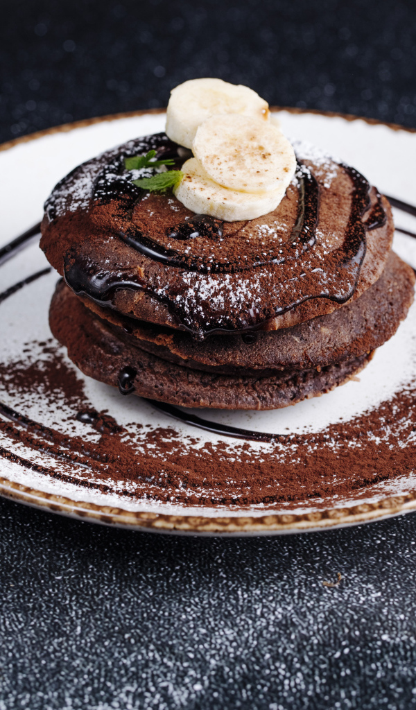 Шоколадные панкейки с кусочками банана