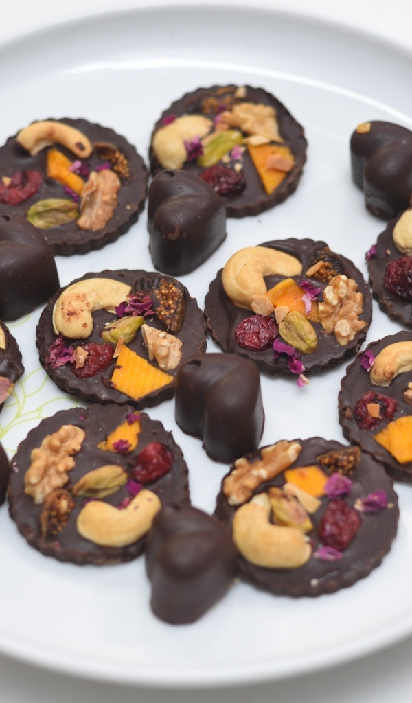 Шоколадные конфеты с орехами на тарелке