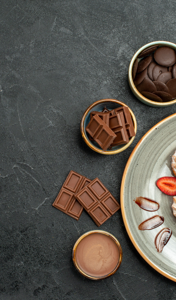 Печенье на столе с шоколадом и ягодами клубники