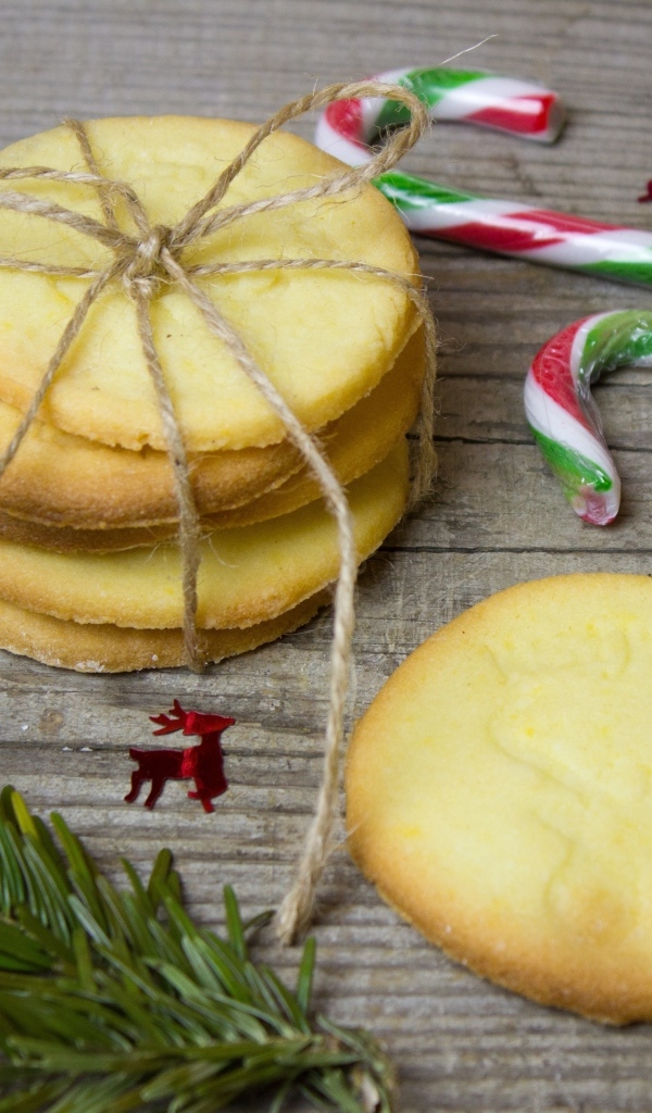 Печенье с конфетами на деревянном столе к Рождеству