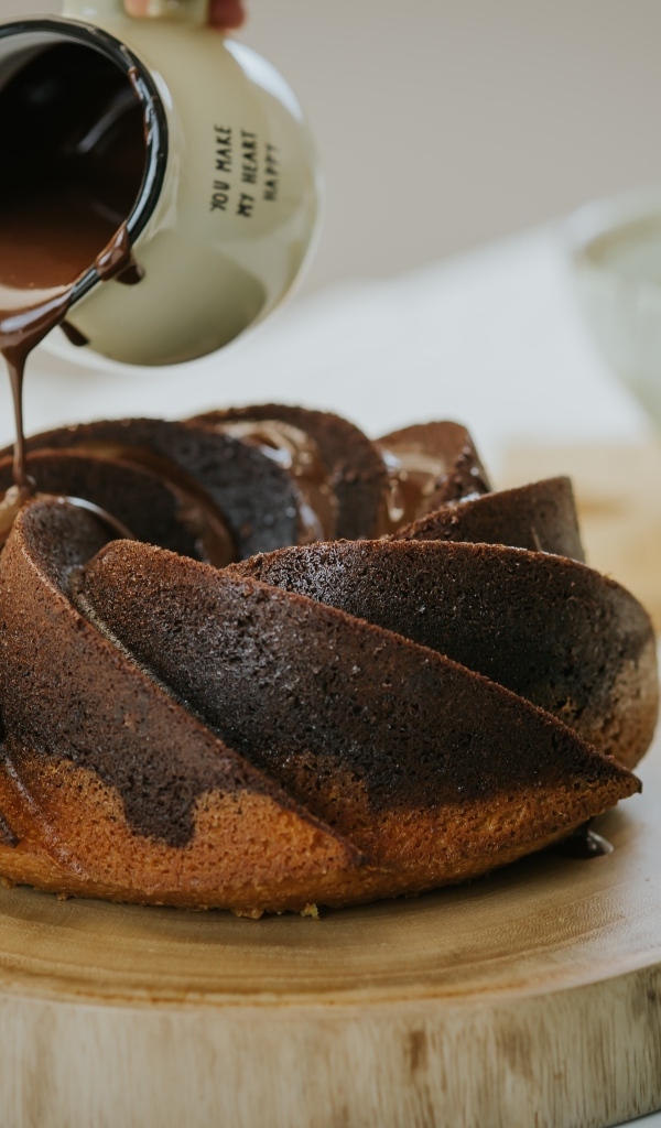 Кекс покрывают растопленным шоколадом