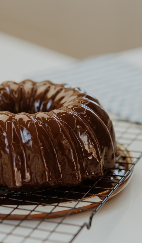 Кекс в шоколадной глазури на столе