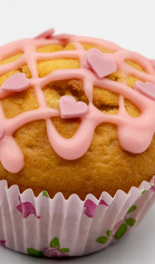 Кекс с клубничной глазурью на сером фоне