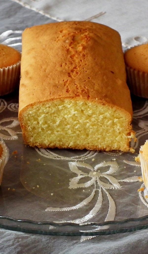 Кексы на стеклянной тарелке на столе