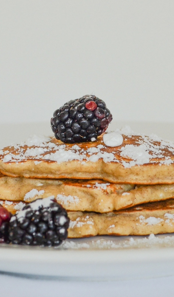 Капкейки с сахарной пудрой и ягодами черники