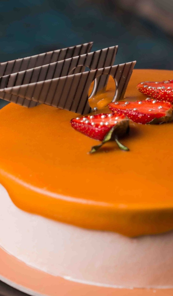 Аппетитный торт мусс с ягодами клубники