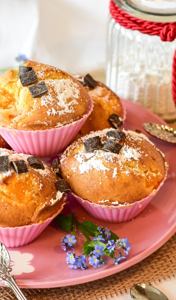 Вкусные сладкие свежие кексы на тарелке