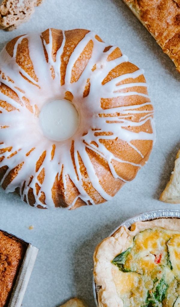 Вкусная сладкая выпечка на столе