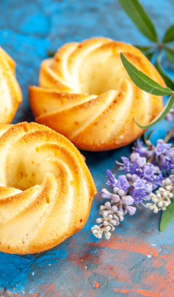 Вкусное сладкое песочное печенье с цветами на столе