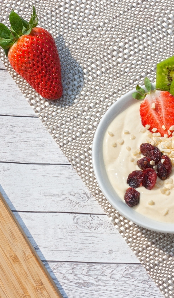 Десерт с киви, клубникой и сушеными ягодами