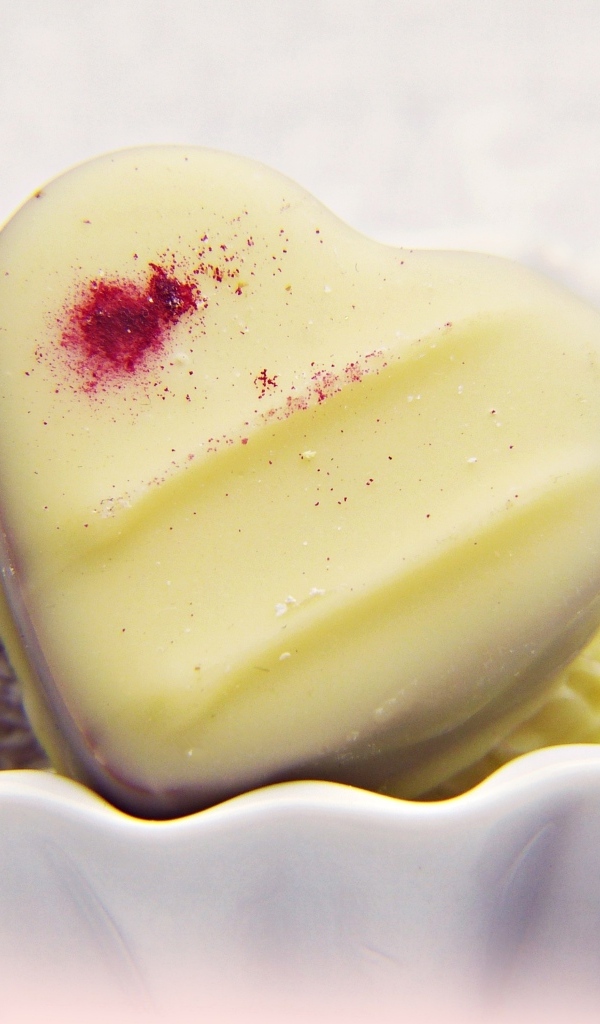 Конфета в форме сердца в белом шоколаде