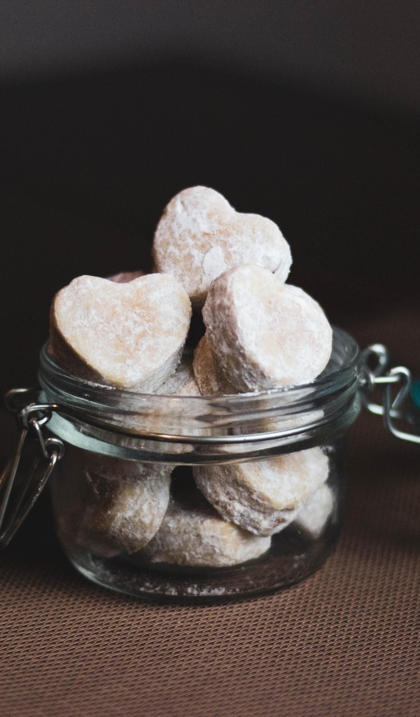 Печенье в форме сердца в стеклянной банке