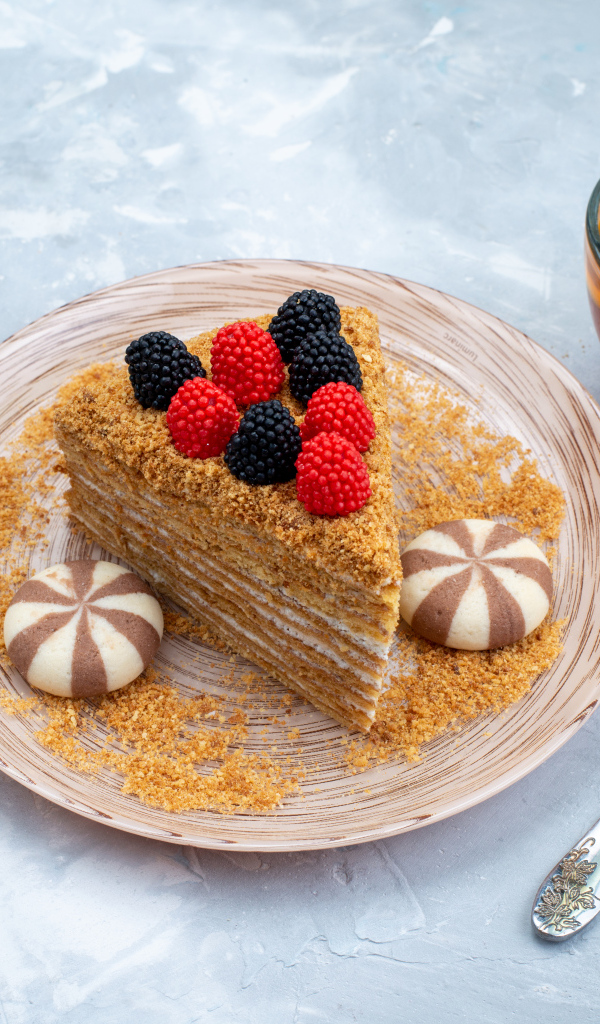 Торт медовик с чаем и печеньем на столе