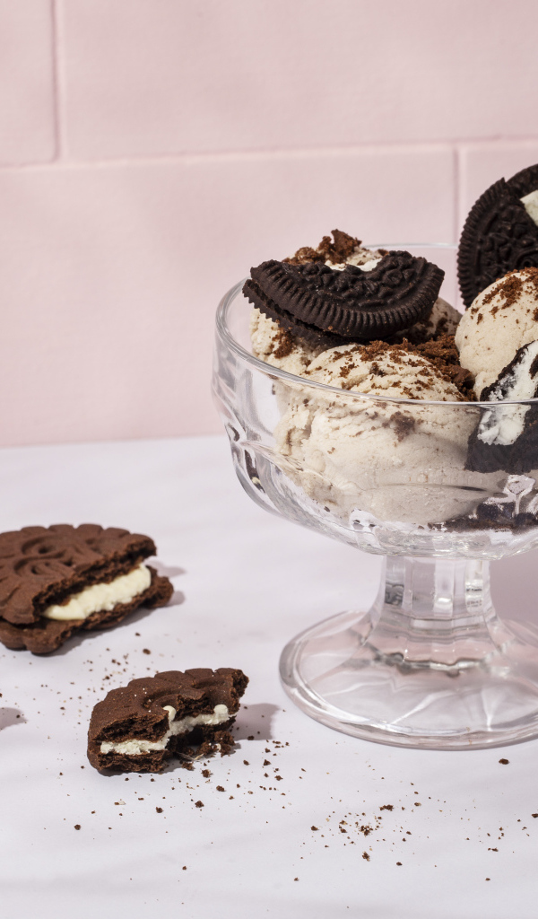 Мороженое в креманке с шоколадным печеньем