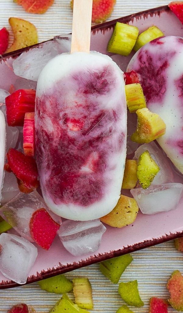 Мороженое на тарелке со льдом и ревенем