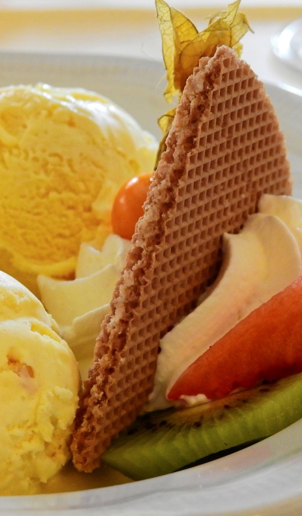 Шарики мороженого с вафлей в тарелке