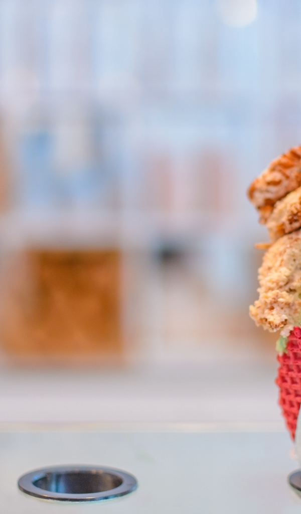 Мороженое с розовой вафле