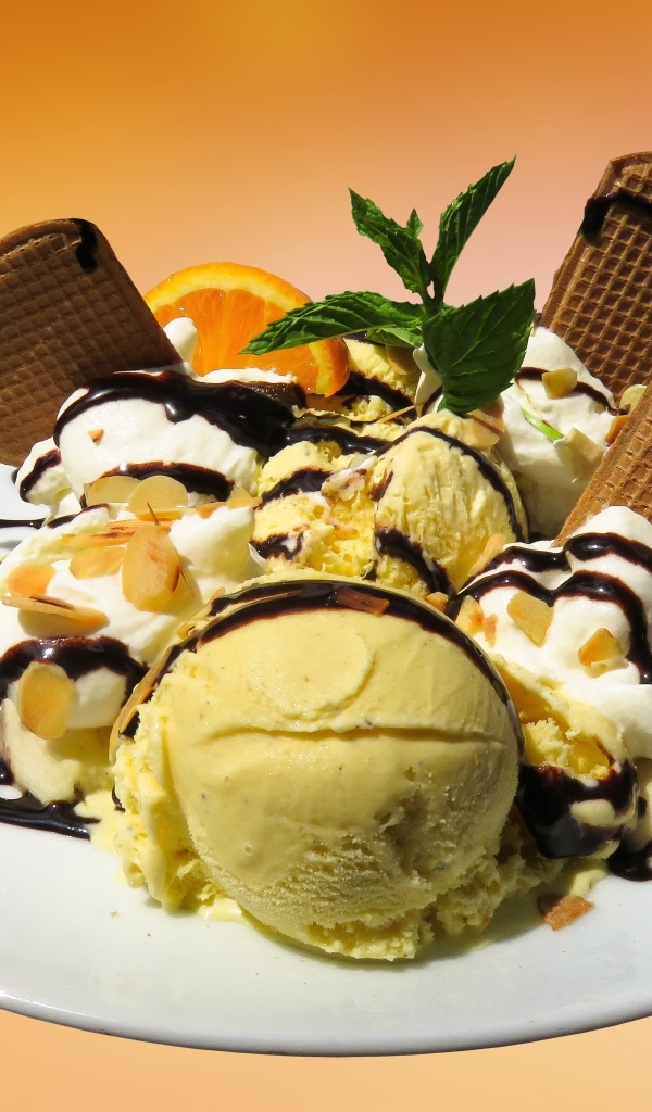 Мороженое с вафлями на большой круглой тарелке