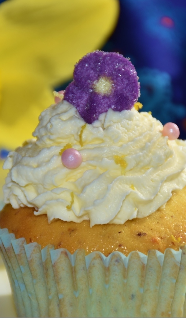 Маффин с белым кремом крупным планом