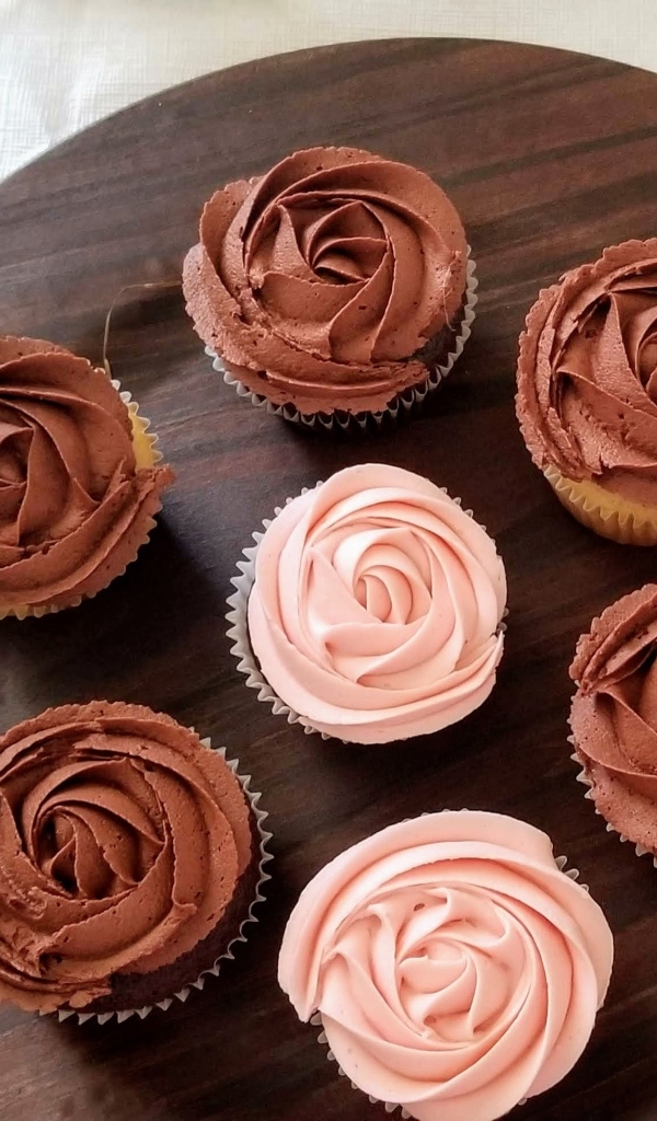 Маффины с розовым и шоколадным кремом