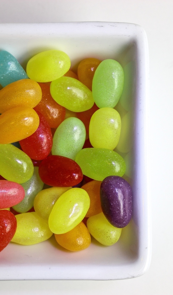 Разноцветные сладкие конфеты в тарелке