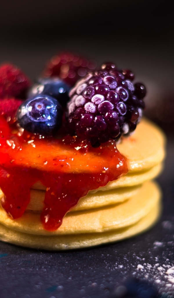 Оладьи с джемом и ягодами на столе