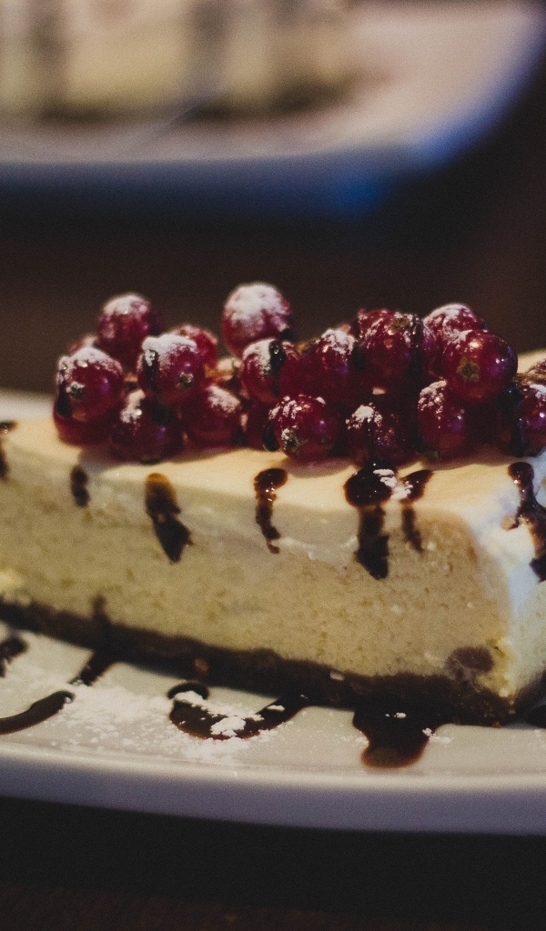 Кусок чизкейка с красной смородиной