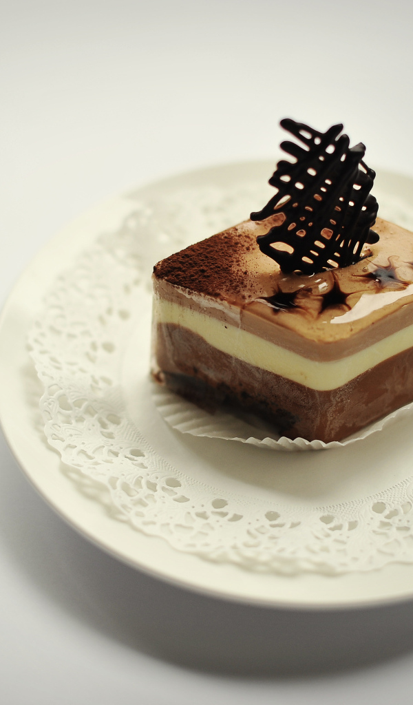 Кусок шоколадного десерта на белой салфетке