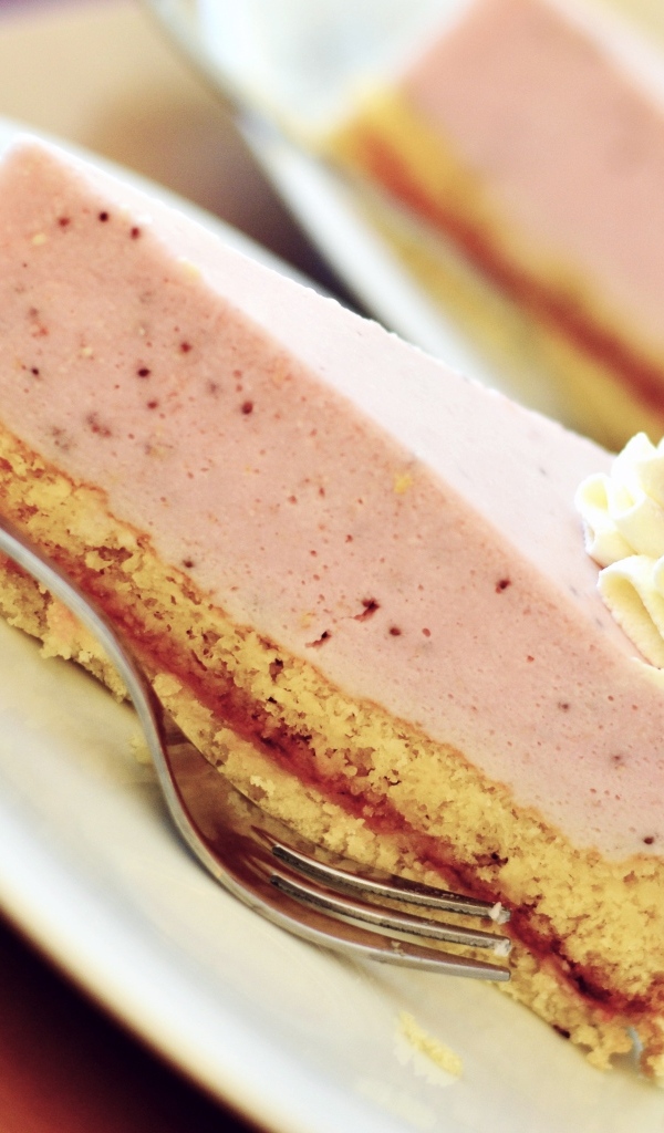 Кусок клубничного торта на тарелке