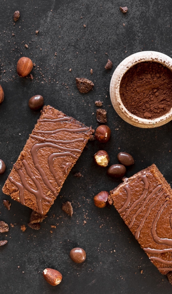 Кусочки пирожных на сером столе с шоколадными зернами