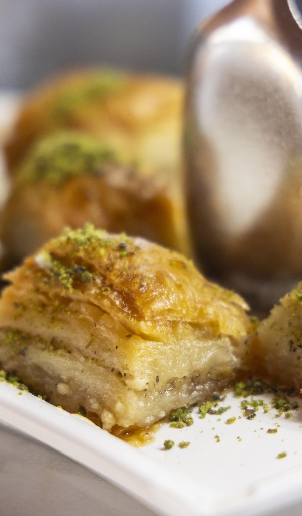 Кусочки сладкой медовой пахлавы