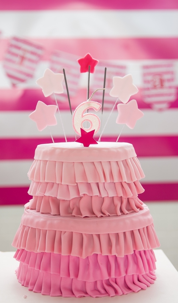 Розовый торт для девочки на день рождения